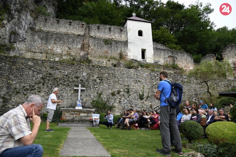 Ilustračný obrázok k článku Pútnici sa stretli v Trenčianskom okrese: Zo Skalky vyrazili na dlhú cestu, FOTO