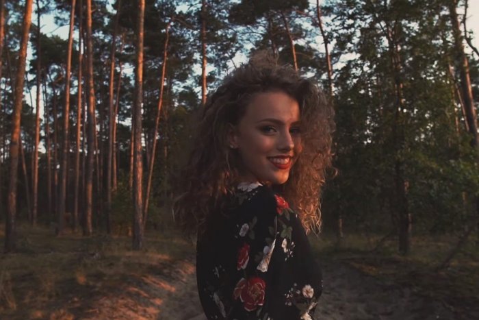 Ilustračný obrázok k článku Nová pieseň od Bystríka: Kráska z klipu vás povodí najkrajšími zákutiami Trnavy