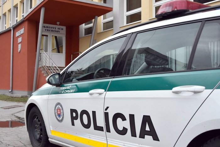Ilustračný obrázok k článku Polícia objasnila ďalšiu lúpež. Iba 15-ročný chlapec napadol muža opretého o barle