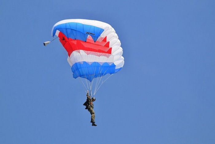 Ilustračný obrázok k článku Jasenie si pripomenie ženy v SNP, jedna si ušila svadobné šaty z padáka