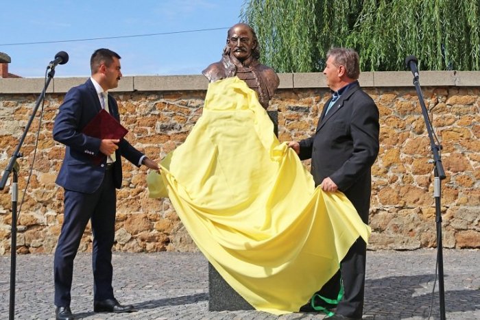 Ilustračný obrázok k článku Námestie pred kostolom po novom zdobí aj bronzová busta grófa, FOTO