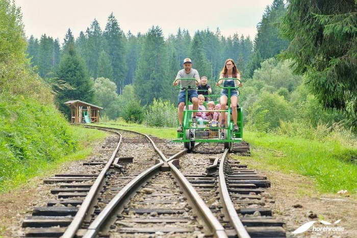 Ilustračný obrázok k článku Medzi obcami Hronec a Čierny Balog vznikol ďalší unikát: Bicyklovanie po koľajniciach!