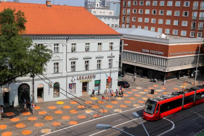 Ilustračný obrázok k článku Primátor Vallo vytlačil z Námestia SNP autá. Nahradí ich 41 kvetináčov s drevinami