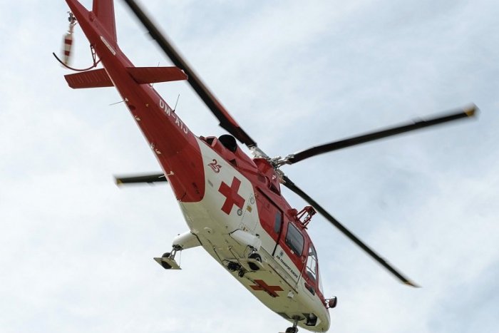 Ilustračný obrázok k článku Leteckí záchranári v nasadení: Muž (53) sa v lese zranil pri práci s drevom