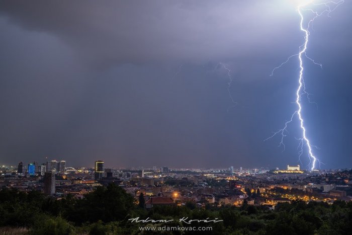 Ilustračný obrázok k článku Na západe Slovenska udrelo viac ako 15-tisíc bleskov. Vybral si jeden Dankov stožiar?, VIDEO