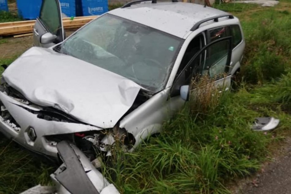 Ilustračný obrázok k článku Desiatky nehôd a škody za desaťtisíce eur.  Polícia prehovorila o situácii v Bystrickom okrese