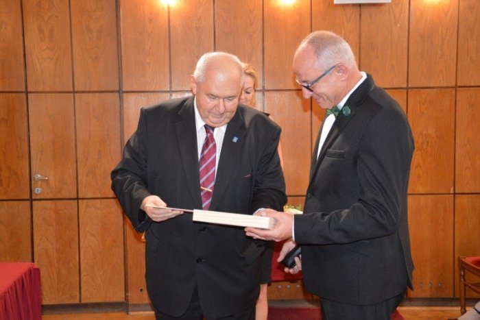 Ilustračný obrázok k článku Šalianskeho primátora ocenili: Jozef Belický čestným občanom Oroszlány, FOTO