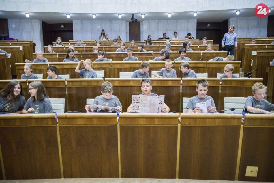 Ilustračný obrázok k článku Deti zaplnia parlament: Odpovedať im bude premiér a traja z 13 ministrov