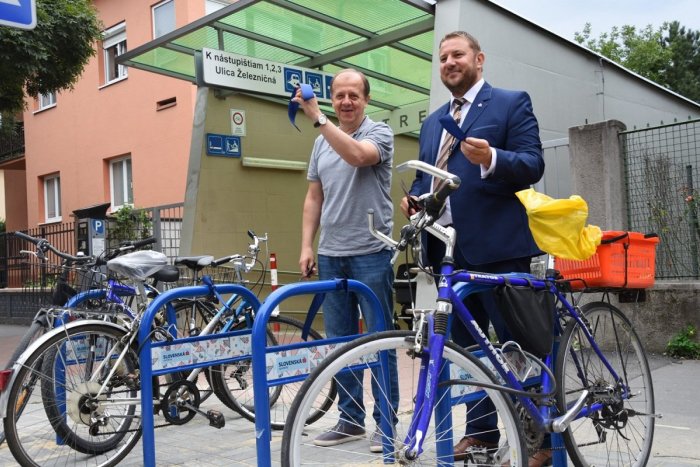 Ilustračný obrázok k článku Trenčania si vybicyklovali nové cyklostojisko: Umiestnili ho na známe miesto