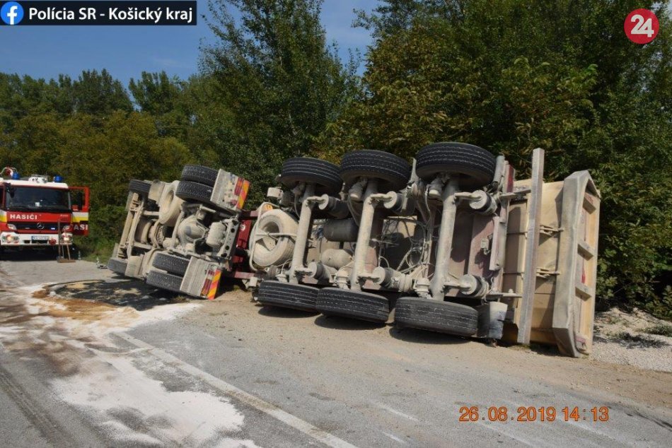 Ilustračný obrázok k článku Nezvládol riadenie nákladného auta a skončil v priekope, FOTO