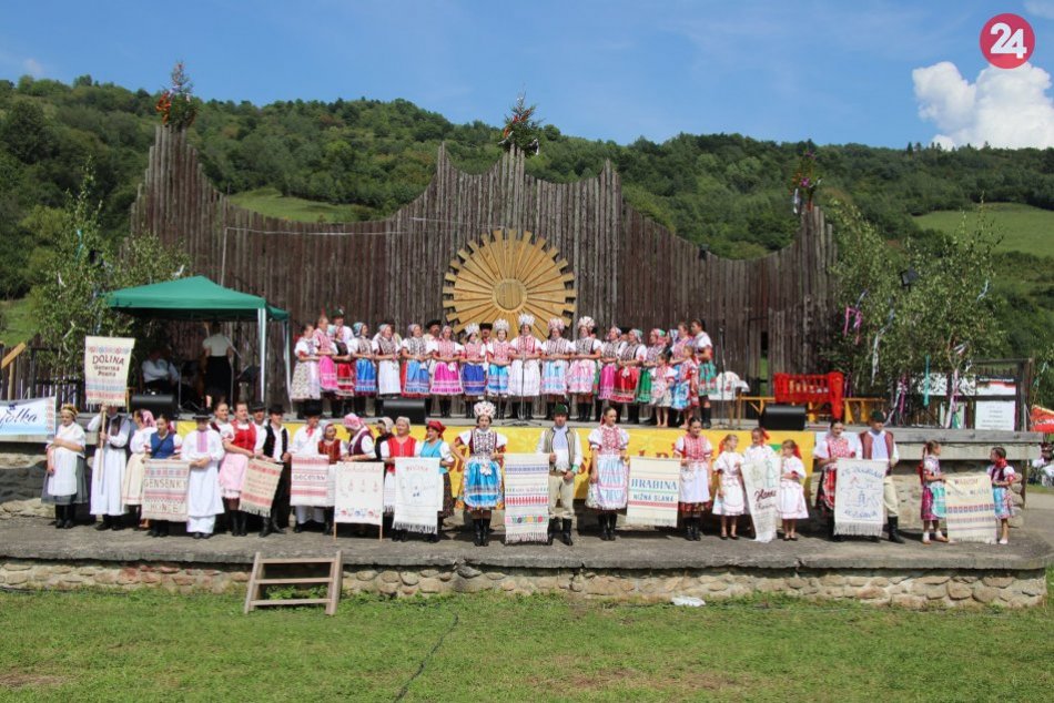 Ilustračný obrázok k článku Ulice dedinky Rejdová ožili folklórom: Presná STOVKA fotiek