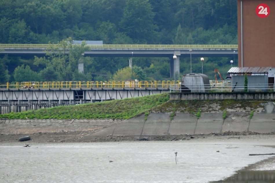 Ilustračný obrázok k článku Neobvyklý pohľad na Vodnú nádrž Hričov: Krok, aký sa robí raz za dvadsať rokov