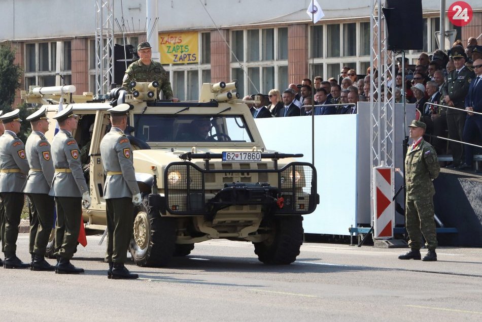 Ilustračný obrázok k článku Gajdoš poďakoval vojakom za prehliadku k SNP. Hlásenia o poškodení cesty neevidujú