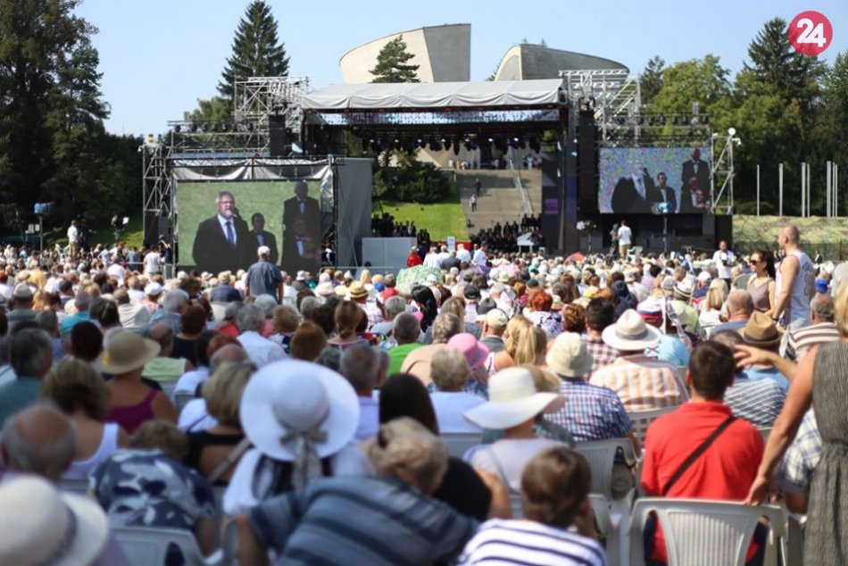 Ilustračný obrázok k článku V centre Bystrice bude RUŠNO: Začalo sa so stavbou pódií a prípravou osláv výročia SNP