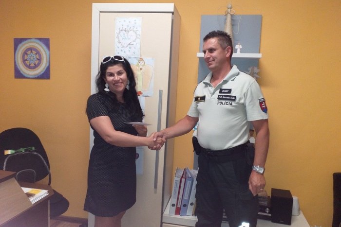 Ilustračný obrázok k článku Krásne gesto policajtov zo Sliača. Rozhodli sa pomôcť týraným matkám s deťmi