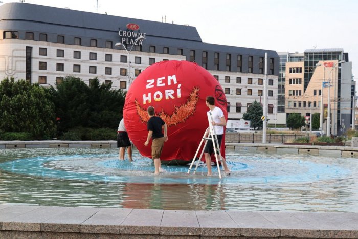 Ilustračný obrázok k článku Aktivisti prekryli časť fontány na Hodžovom námestí nápisom: "Zem horí", FOTO