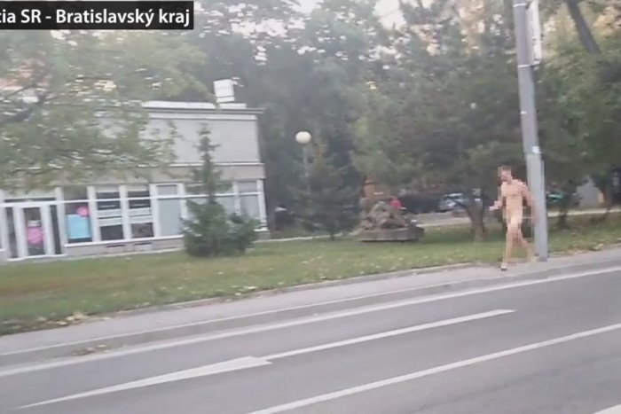Ilustračný obrázok k článku Zahodil šaty i zábrany: Po Račianskej ulici sa prechádzal muž v Adamovom rúchu, FOTO