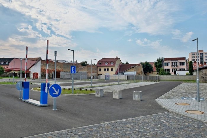 Ilustračný obrázok k článku V Brezne otvorili parkovaciu plochu pre 84 vozidiel. Aké sú ceny na centrálnom parkovisku?, FOTO