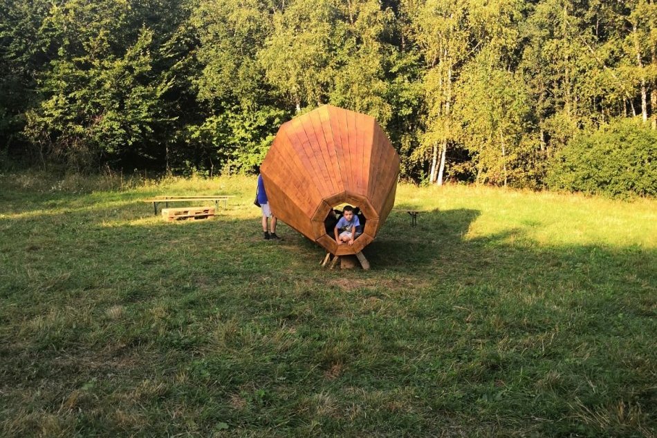 Ilustračný obrázok k článku Už je oficiálne sprístupnený: Drevený megafón pri Prešove váži dve a pol tony, FOTO