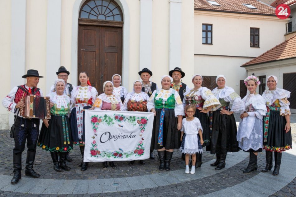 Ilustračný obrázok k článku Opojčanka chce zachovať tradičnú kultúru regiónu: Vystupuje v trnavskom kroji