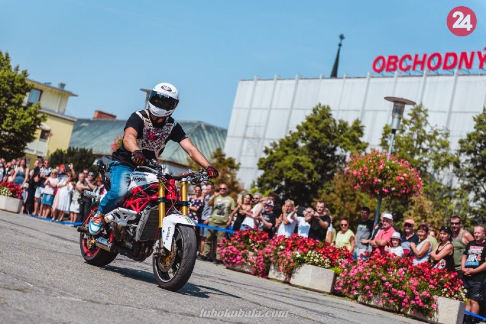 Ilustračný obrázok k článku Centrum Zámkov zaplavili motorkári: Kaskadéri rozpálili Hlavné námestie, FOTO