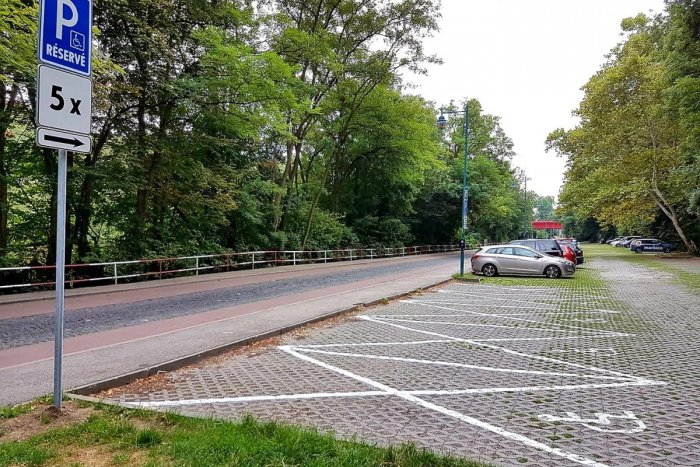 Ilustračný obrázok k článku Na parkovisku pri Partizánskej lúke boli vyznačené parkovacie miesta pre ZŤP osoby