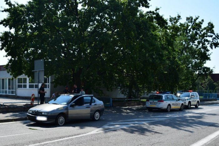Ilustračný obrázok k článku Naháňačka ako z akčného filmu: Policajti strieľali na kolesá unikajúceho auta