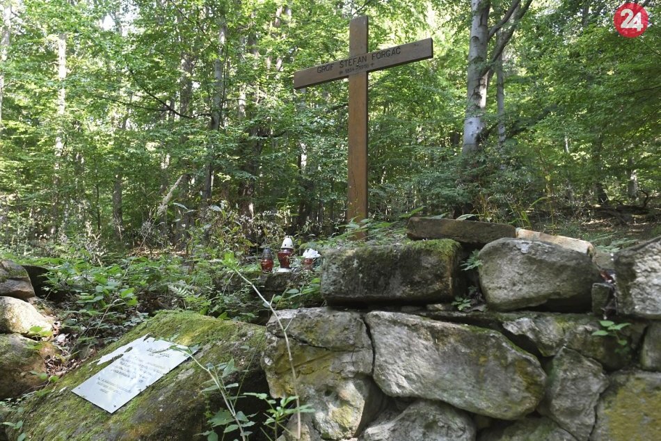 Ilustračný obrázok k článku Gróf Štefan Forgáč bol boháč, no pochovať sa nechal skromne v lese, FOTO