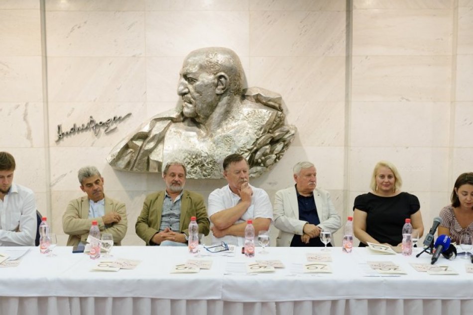 Ilustračný obrázok k článku Jubilejnú 70. sezónu DAB otvorí Tisícročná včela: Pripravených je 5 premiér,FOTO