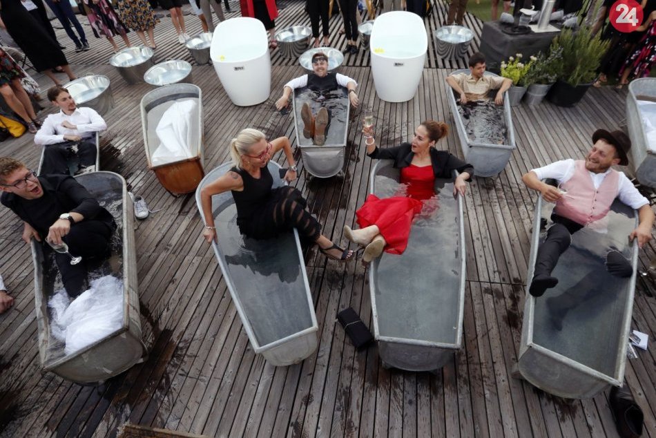 Ilustračný obrázok k článku KURIOZITA DŇA: Diváci si vychutnali operu ležiac vo vaniach s teplou vodou