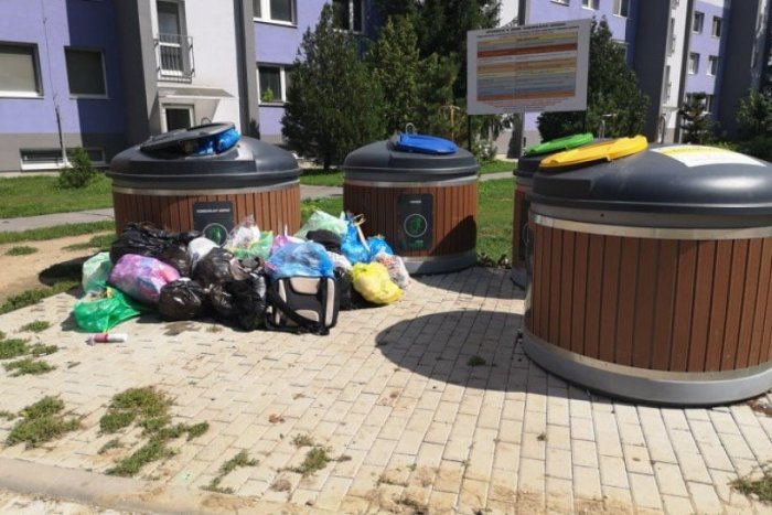 Ilustračný obrázok k článku Niektorí Večania ignorujú triedenie: Moderné kontajnery zahádzané stavebným odpadom
