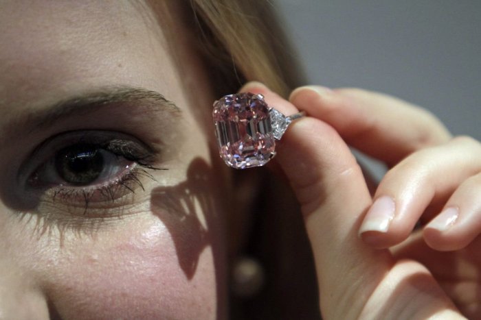 Ilustračný obrázok k článku Žena ukradla prsteň: Podvodom ho vymenila za kúsok v hodnote 28-tisíc dolárov