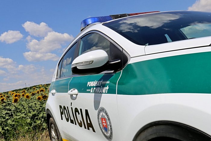 Ilustračný obrázok k článku Tínedžer počas prázdnin lúpežne prepadol tri staršie ženy, všetky okradol a zranil!