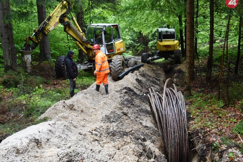 Ilustračný obrázok k článku Energetici prekopávajú Šturec. Káblom chcú prepojiť Turiec a Horehronie, VIDEO a FOTO
