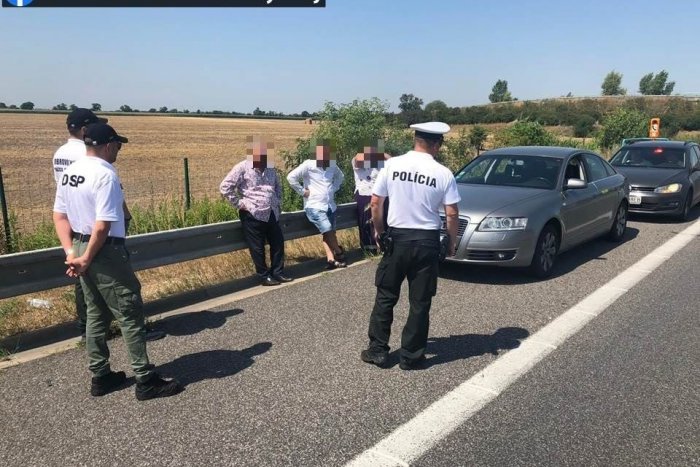 Ilustračný obrázok k článku Diaľnice sa stávajú miestom zločinu: Muž mieril zbraňou na švajčiarskeho vodiča na D2