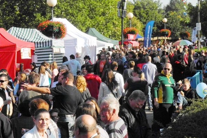 Ilustračný obrázok k článku Močenčanov čaká zábava na plný plyn: Oslavy s Hammelom i smatankovým koláčom