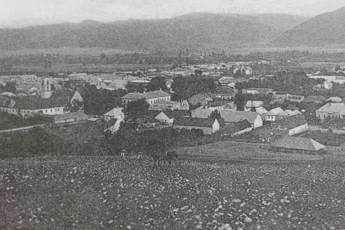 Ilustračný obrázok k článku Z histórie nášho mesta: Uhádnete, z akých rokov pochádza tento záber na Humenné?