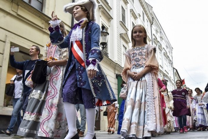 Ilustračný obrázok k článku Kam v Bratislave zadarmo: Z detského korunovačného sprievodu rovno na Račianske vinobranie