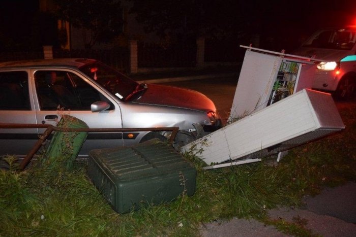 Ilustračný obrázok k článku FOTO z miesta: Vodič narazil do kovového zábradlia a telekomunikačných skríň