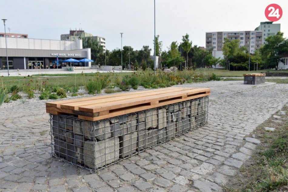 Ilustračný obrázok k článku Adoptovali si priestor pred kinom Mier: Teraz ho zútulnili novými lavičkami, ROZHOVOR
