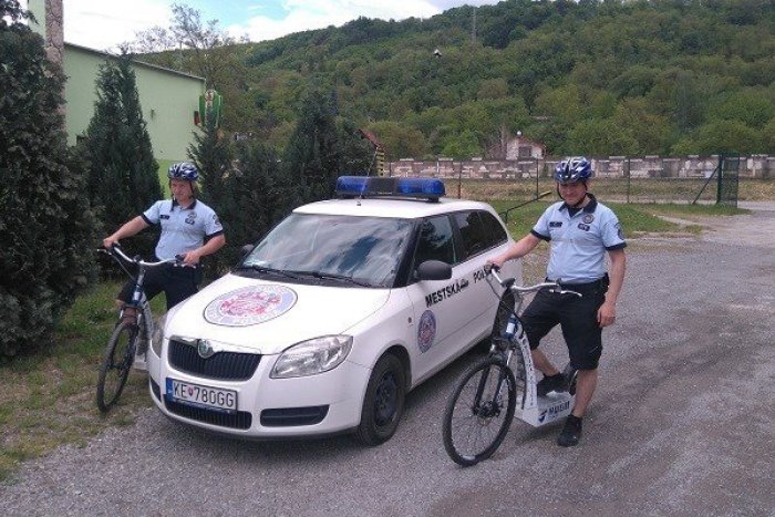 Ilustračný obrázok k článku Mestskí policajti si posvietili na mladistvých. Chytili huliacich tínedžerov aj opitých mladíkov