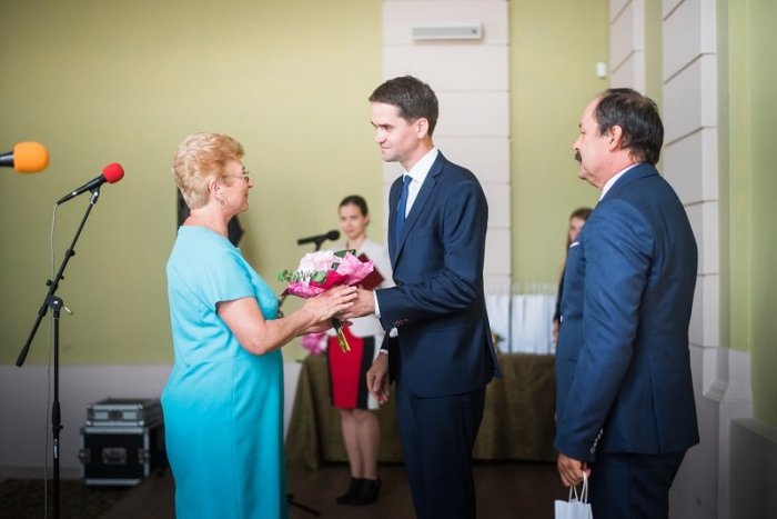 Ilustračný obrázok k článku Kraj ocenil desiatky učiteľov a učiteliek za ich celoživotnú prácu. Ktorí pedagógovia z Brezna to boli?