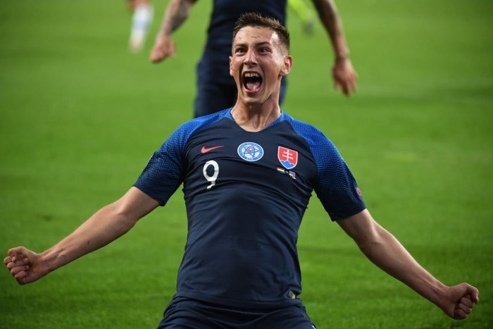 Ilustračný obrázok k článku Boženík venoval svoj gól otcovi: Piskot pri hymne Slovákov vyhecoval