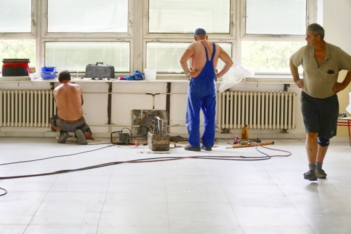 Ilustračný obrázok k článku Žiakom sa obeduje lepšie: Mesto opravilo prepadnutú podlahu základnej školy