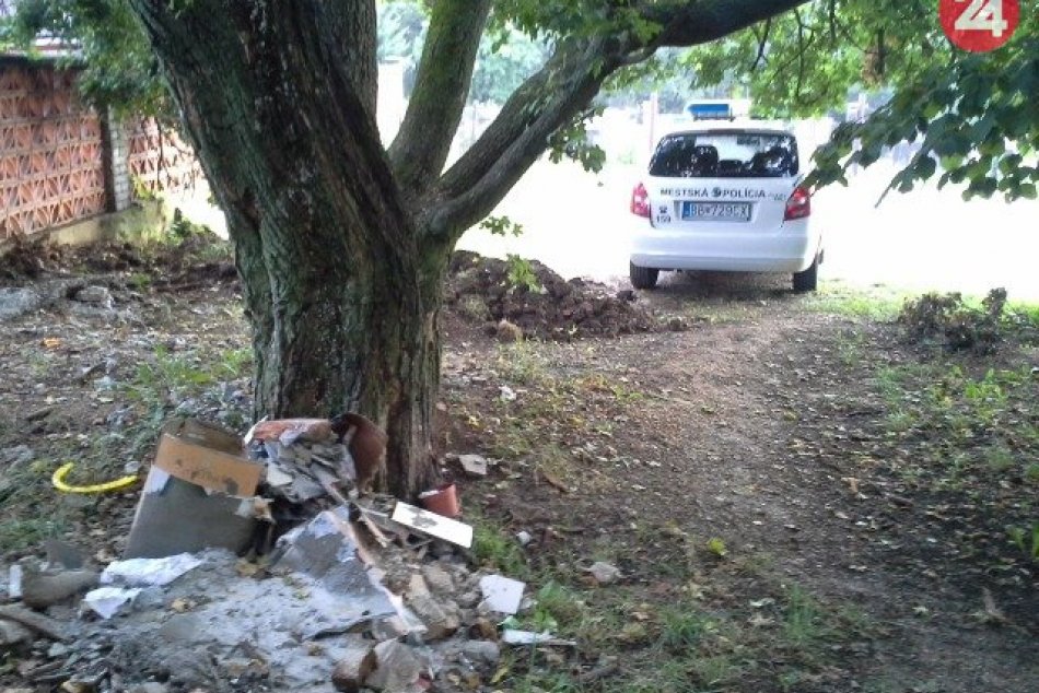 Ilustračný obrázok k článku Z Bystrice zmizla ďalšia čierna skládka. Polícia vypátrala páchateľa, ten sa činil, FOTO