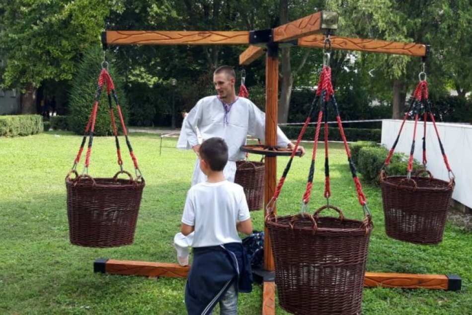 Ilustračný obrázok k článku Deň plný histórie v Moravciach: Na nádvorí kaštieľa sa cestovalo časom, FOTO
