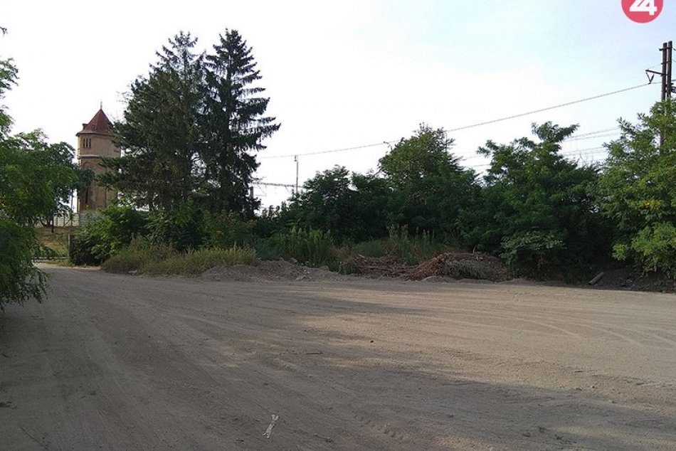 Ilustračný obrázok k článku Kúsok od železnice vznikne dočasné parkovisko: Pojať má zhruba stovku áut