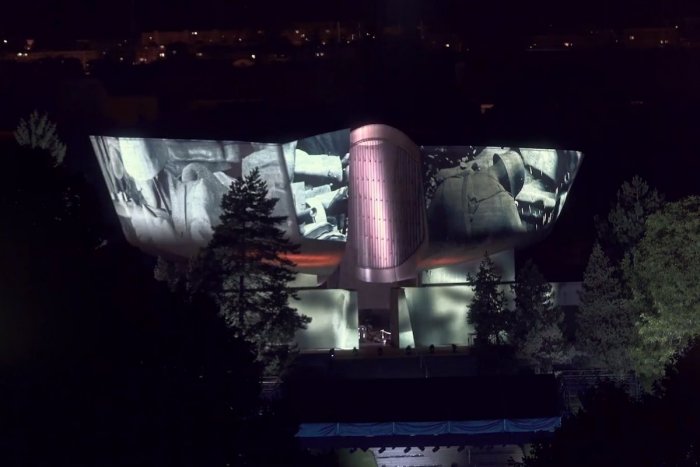 Ilustračný obrázok k článku Úchvatný pohľad: Na budove Pamätníka SNP premietli prierez slovenskou históriou, VIDEO