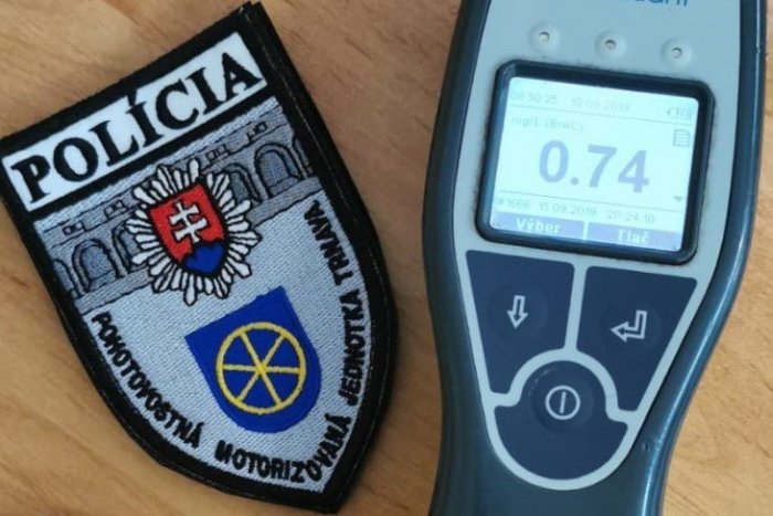 Ilustračný obrázok k článku Na Hospodárskej prefrčal na červenú: Chytili ho PMJ-čkari, nafúkal 1,5 promile
