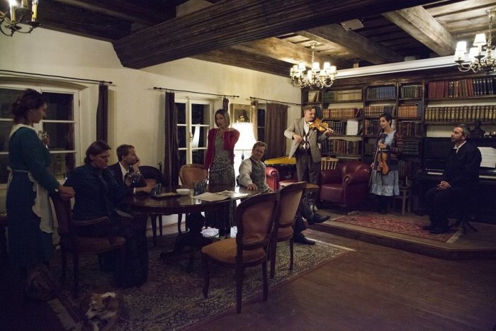 Ilustračný obrázok k článku Štiavnica láka na zvláštne divadlo: Herci sa hýbu po meštianskom dome, dej si divák skladá sám